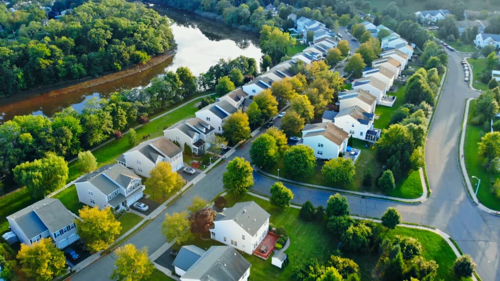 Subdivision of houses by a river